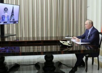 بايدن يحذر بوتين من عقوبات اقتصادية قوية حال غزو أوكرانيا