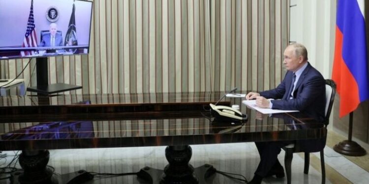 بايدن يحذر بوتين من عقوبات اقتصادية قوية حال غزو أوكرانيا