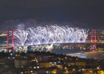 إسطنبول تستعد لاحتفالات استقبال العام الجديد مع تدفق آلاف الزوار