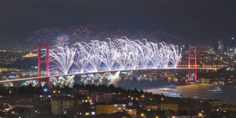 إسطنبول تستعد لاحتفالات استقبال العام الجديد مع تدفق آلاف الزوار