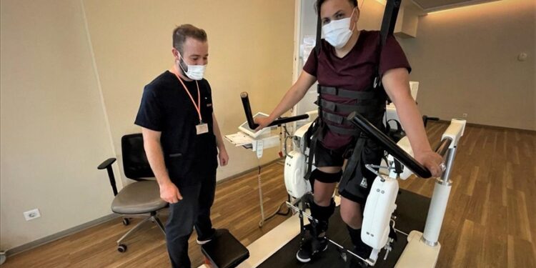 بعد حرمانه لسنوات.. ليبي يعاود المشي في تركيا