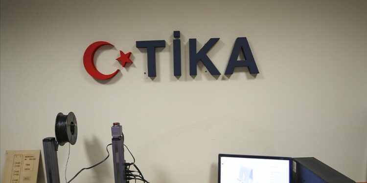 “تيكا” التركية تقدم 100 كرسي متحرك للمعوقين في الصومال