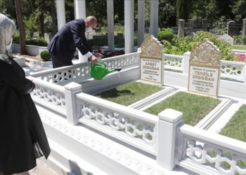 أردوغان يزور قبري والديه في إسطنبول