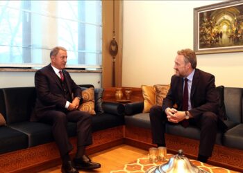 وزير الدفاع التركي يلتقي بكر عزت بيغوفيتش في سراييفو