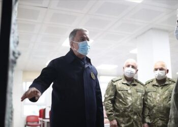 قادة الجيش التركي يتفقدون القوات على الحدود السورية