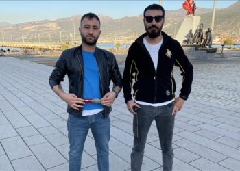 مظلي تركي يرسم وشما خلال قفزة من جبال الأمانوس