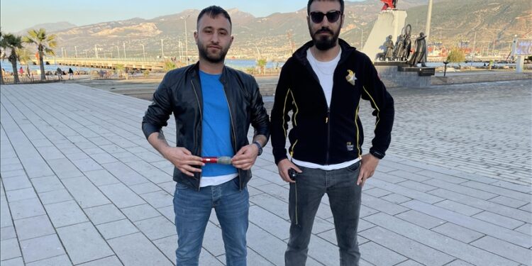 مظلي تركي يرسم وشما خلال قفزة من جبال الأمانوس