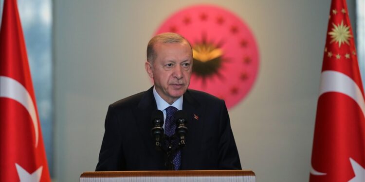 أردوغان يعلن إيقاف توزيع كتب مدرسية شمالي سوريا