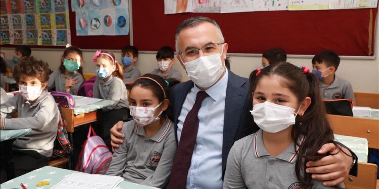 تركيا.. والي يزور مدرسة تلبية لدعوة تلميذة لتهنئتها بانتخابها عريفة