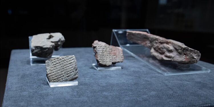 “متحف إزمير” يعرض ألواحًا أثرية تجسد طقوس الحيثيين