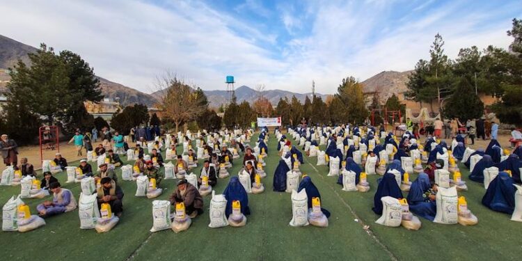 جمعية تركية توزع مساعدات غذائية في أفغانستان