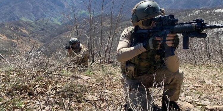 استشهاد عنصر درك وتحييد 3 إرهابيين من “بي كا كا” شرقي تركيا