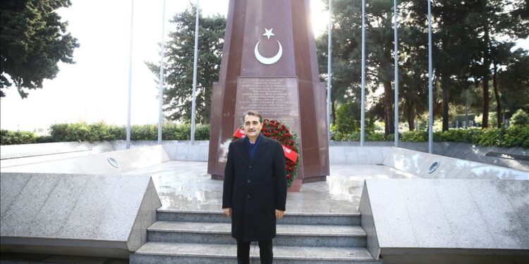 وزير الطاقة التركي يزور ضريح الرئيس الأذربيجاني حيدر علييف