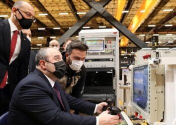 وزير الصناعة التركي يتفقد مصنعا لـ”أسيلسان” في قونية