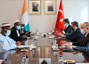 تشاووش أوغلو يلتقي رئيس المجلس الأعلى للشؤون الإسلامية الإيفواري