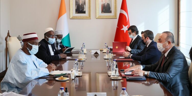 تشاووش أوغلو يلتقي رئيس المجلس الأعلى للشؤون الإسلامية الإيفواري