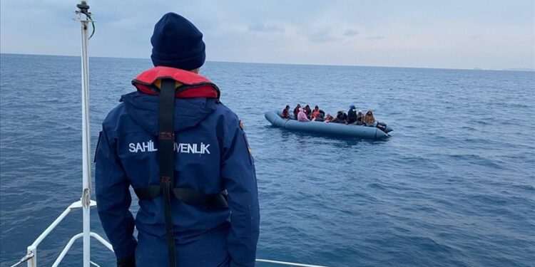 إنقاذ 22 مهاجرا غير نظامي غربي تركيا