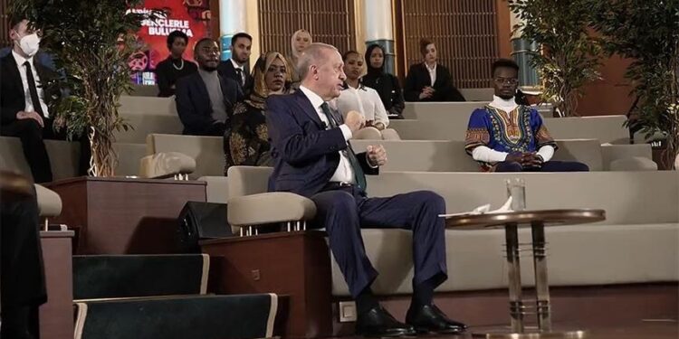 أردوغان يلتقي وفدًا من الشبان الأفارقة في أنقرة