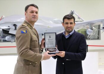 رئيس الأركان البوسني يزور مصنع مسيّرات “بيرقدار” التركية