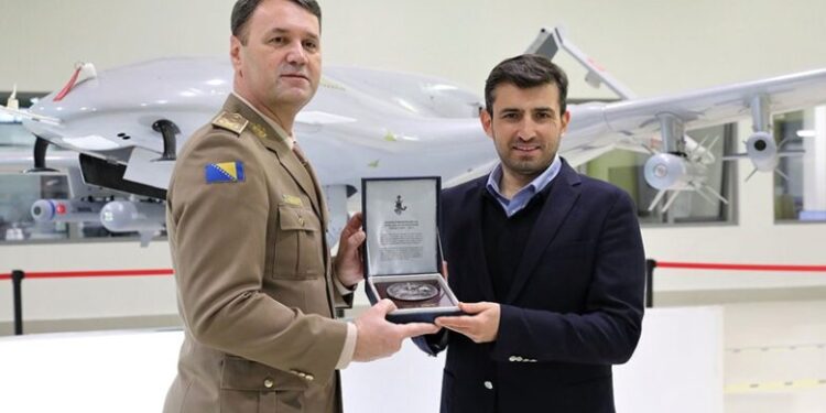 رئيس الأركان البوسني يزور مصنع مسيّرات “بيرقدار” التركية