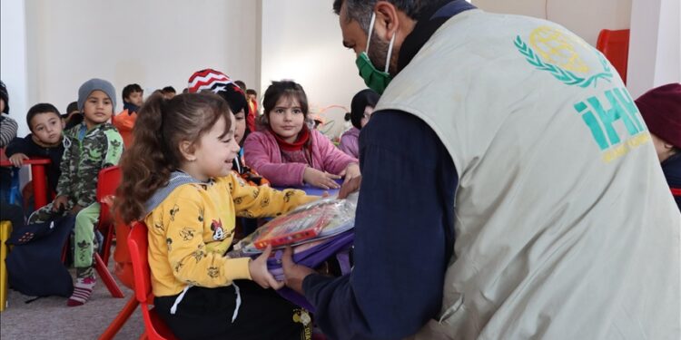الإغاثة التركية تقدم مستلزمات دراسية لـ 5 آلاف طالب شمال سوريا