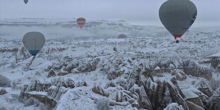 تركيا.. المناطيد الحرارية تحلّق فوق كبادوكيا المغطاة بالثلوج
