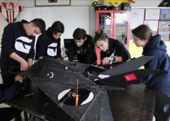 طلاب أتراك يستعدون للمشاركة في “تكنوفيست 2022”