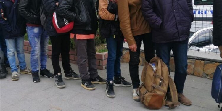 توقيف 80 مهاجرا غير نظامي غربي تركيا