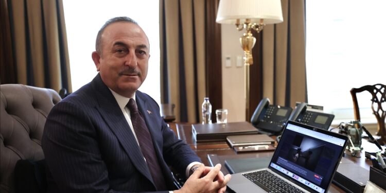 وزير الخارجية التركي يصوت لـ “أفضل صور الأناضول 2021”