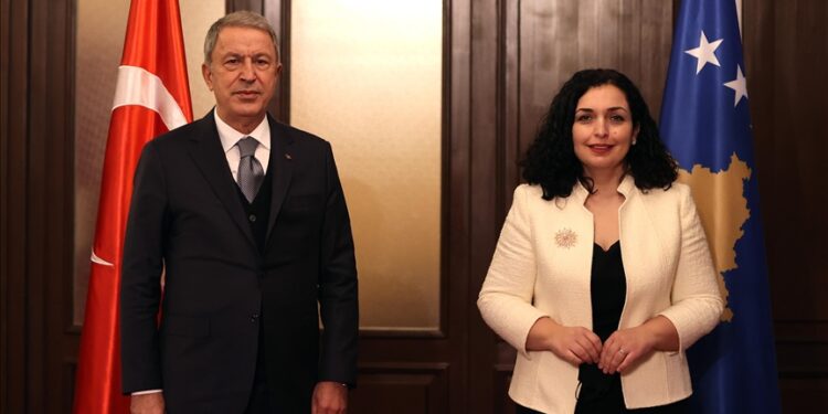 أكار يلتقي رئيسة ورئيس وزراء كوسوفو بالعاصمة بريشتينا