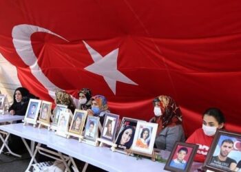 منذ 850 يوما.. “أمهات ديار بكر” يواصلن اعتصامهن ضد “بي كا كا”