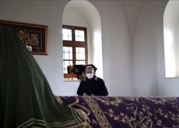 وزير الدفاع التركي يزور ضريح السلطان العثماني مراد الأول بكوسوفو