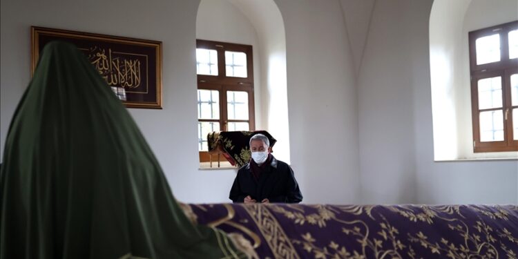 وزير الدفاع التركي يزور ضريح السلطان العثماني مراد الأول بكوسوفو