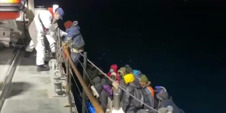 ارتفاع ضحايا غرق مركب مهاجرين في بحر إيجة إلى 13