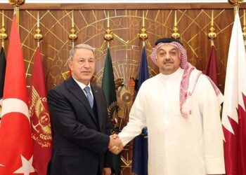 وزيرا دفاع تركيا وقطر يبحثان مسائل ثنائية وتعزيز التعاون
