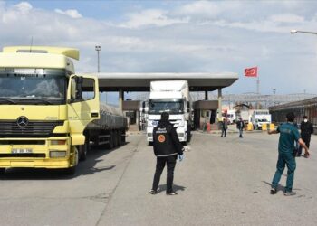 عدد الشاحنات المارة من معبر خابور بين تركيا والعراق يحطم رقما قياسيا