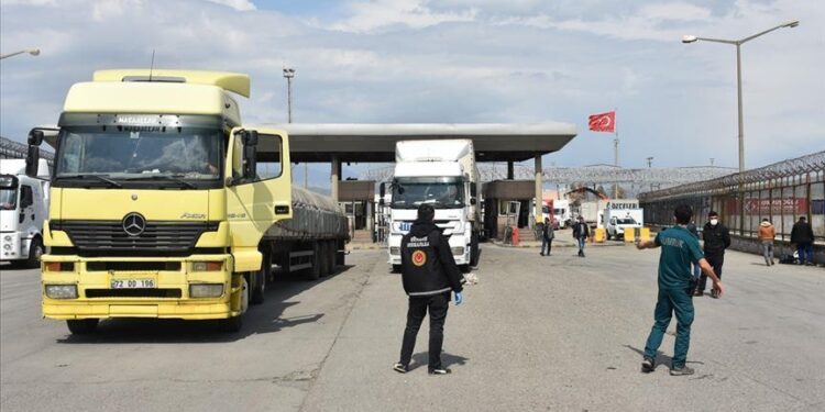 عدد الشاحنات المارة من معبر خابور بين تركيا والعراق يحطم رقما قياسيا