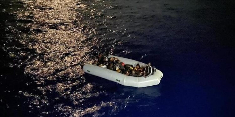 تركيا.. إنقاذ 24 طالب لجوء أجبرتهم اليونان على العودة