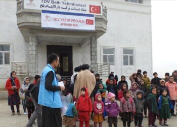 “وقف الديانة” التركي يقدم مساعدات نقدية لأيتام في أفغانستان