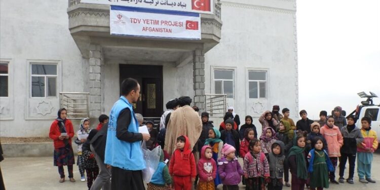 “وقف الديانة” التركي يقدم مساعدات نقدية لأيتام في أفغانستان