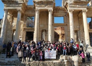 لتحقيق التعايش.. طلاب أتراك وسوريون يزورون مدينة أثرية في إزمير