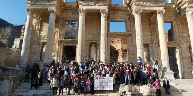 لتحقيق التعايش.. طلاب أتراك وسوريون يزورون مدينة أثرية في إزمير