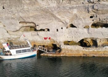 تركيا.. انخفاض منسوب المياه يطفو بقلعة “هاستيك” التاريخية