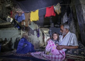 إدلب.. عشرات الأسر تقيم في المدارس وسط ظروف صعبة