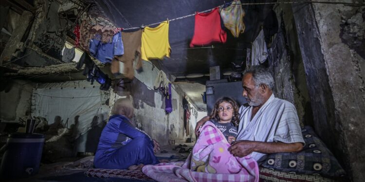 إدلب.. عشرات الأسر تقيم في المدارس وسط ظروف صعبة