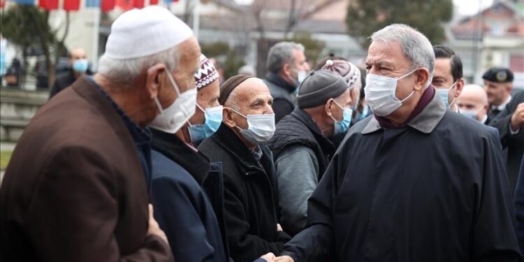 أتراك كوسوفو يحتفون بزيارة وزير الدفاع التركي