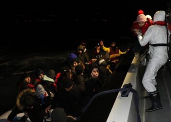 تركيا.. إنقاذ 43 مهاجرا تعطل محرك قاربهم