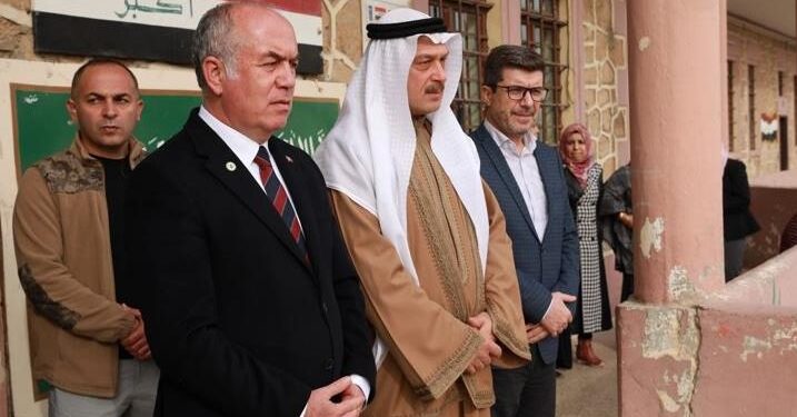 العراق.. القنصل التركي في الموصل يزور مدرسة يتيمات