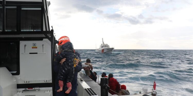 إنقاذ 24 مهاجرا وانتشال جثتين غربي تركيا