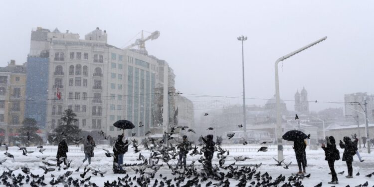 اشتداد وتيرة هطول الثلوج في إسطنبول